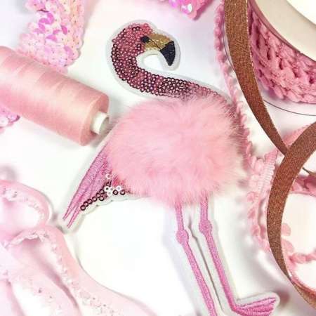 Paillettenmotiv "Flamingo mit Fellpuschel" Detail